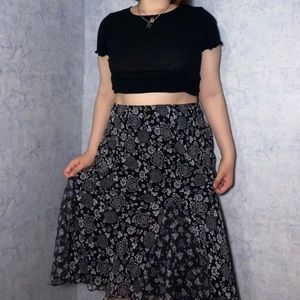black & white floral midi skirt from Briggs New York sz medium in petite.